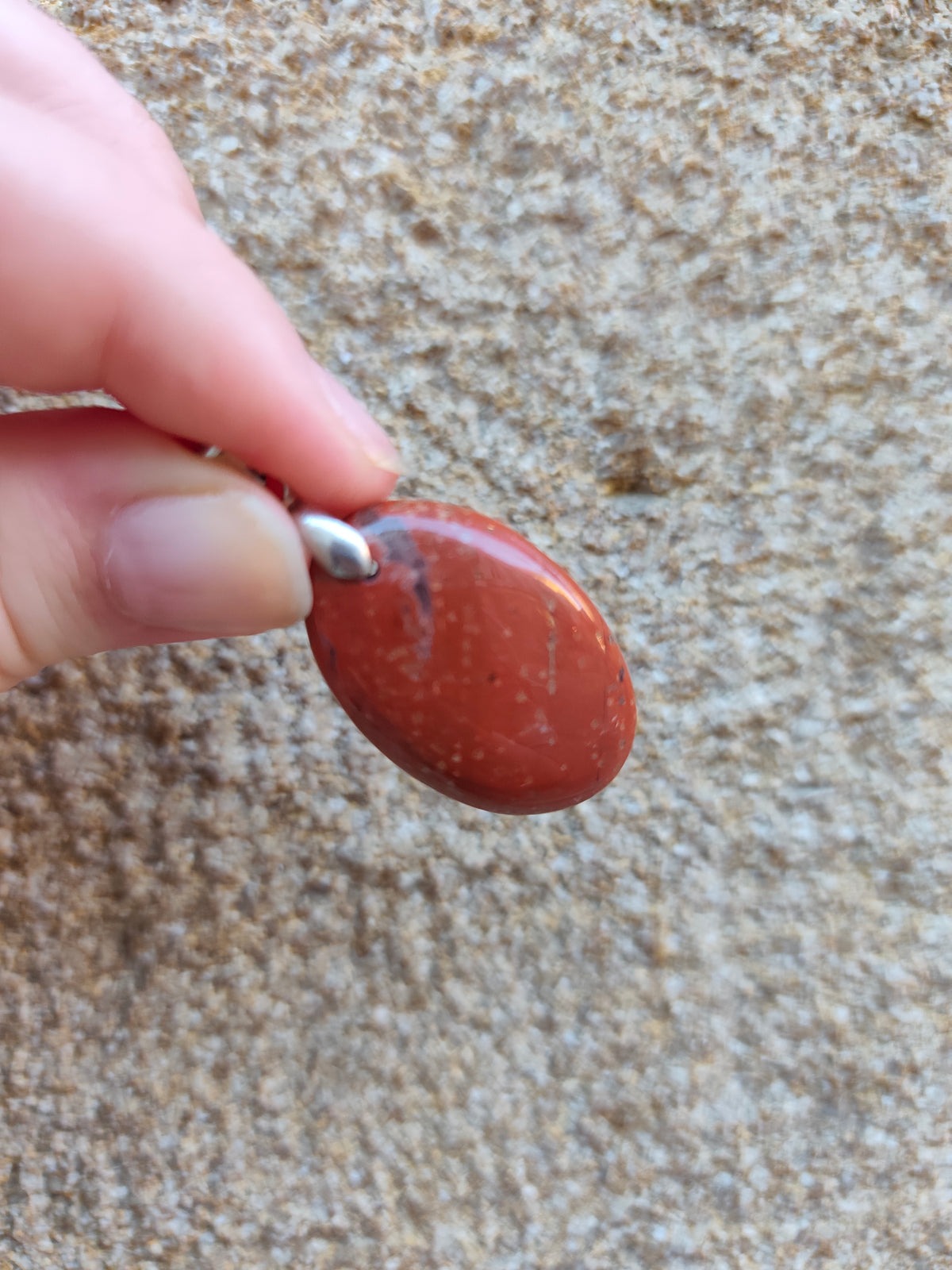 Pendentif en Jaspe Rouge Naturel – Pierre d'Ancrage et de Vitalité