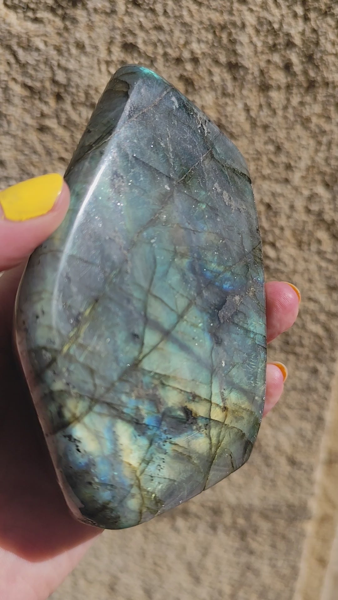 Labradorite Naturelle – Qualité A | Pierre de Protection – Origine Madagascar