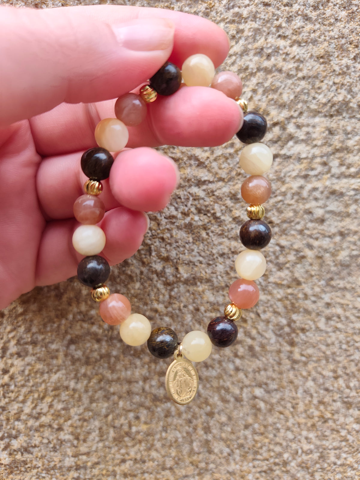 Bracelet Vierge Marie – Calcite jaune, Bronzite et Pierre de Lune | Création artisanale