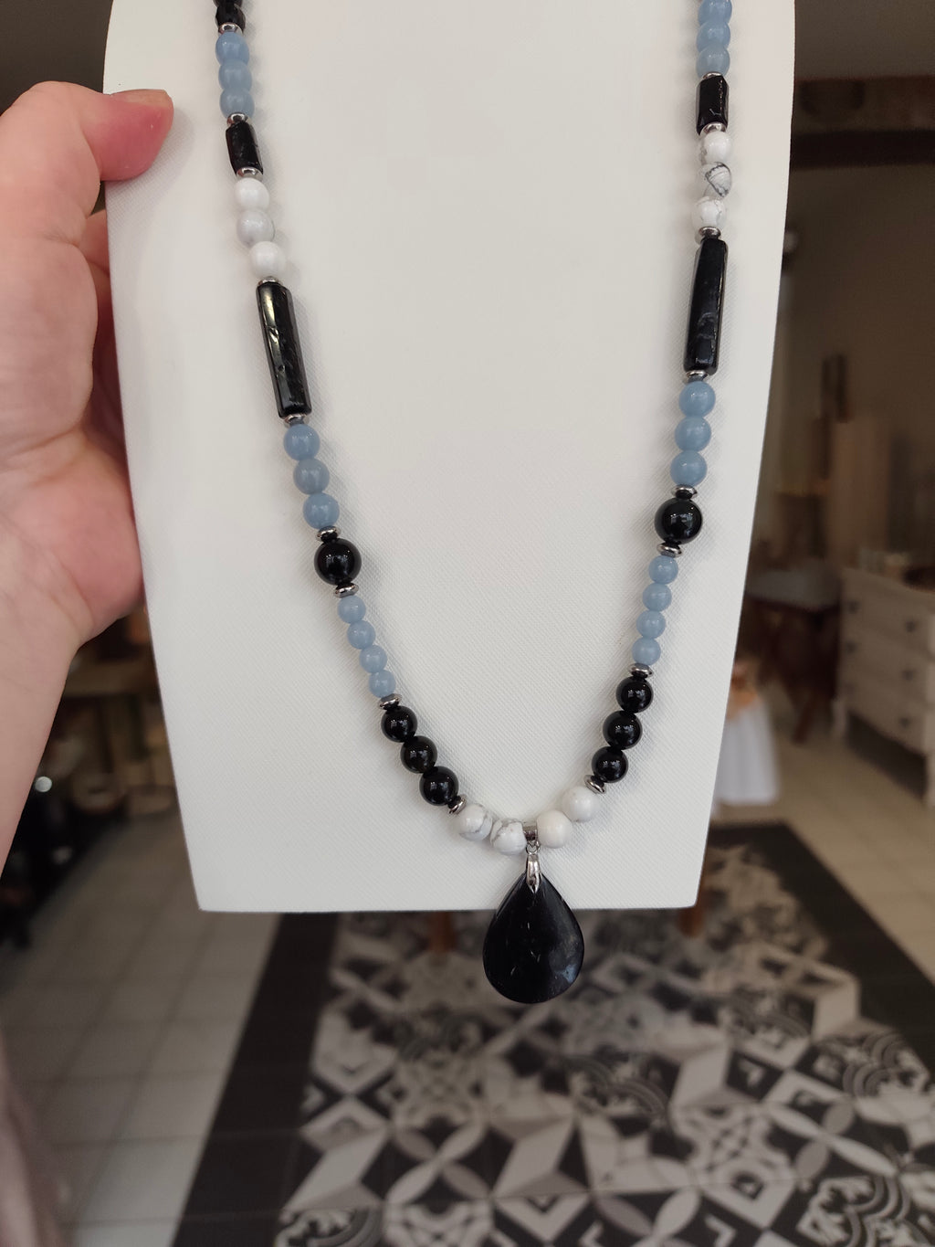 Sautoir Léa en pierres naturelles – Tourmaline noire, obsidienne, howlite & hématite
