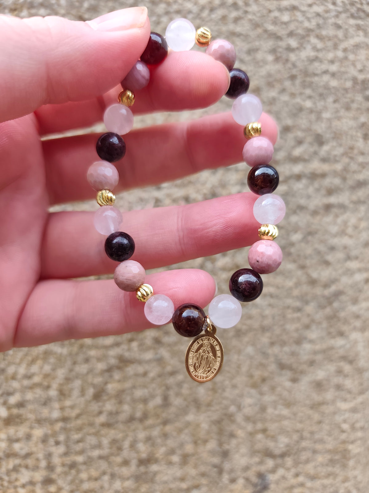 Bracelet Vierge Marie – Rhodonite, Grenat et Quartz Rose | Création artisanale
