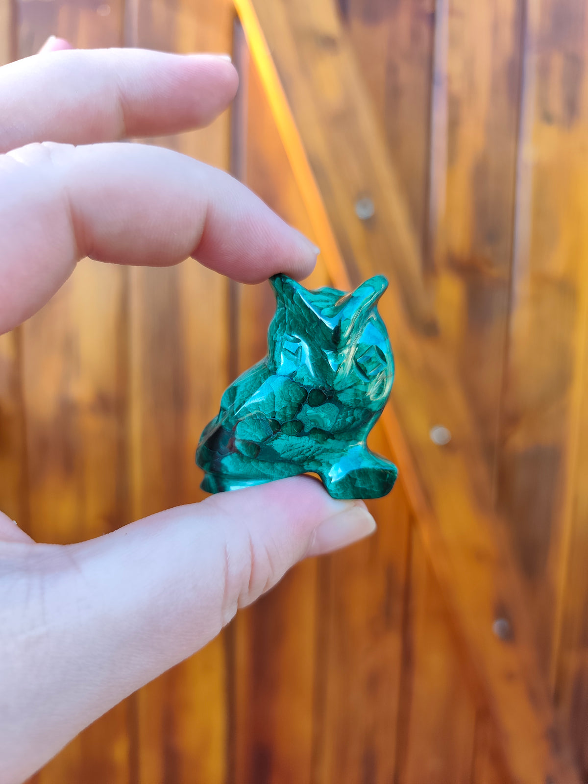 Chouette en malachite naturelle – taillée à la main