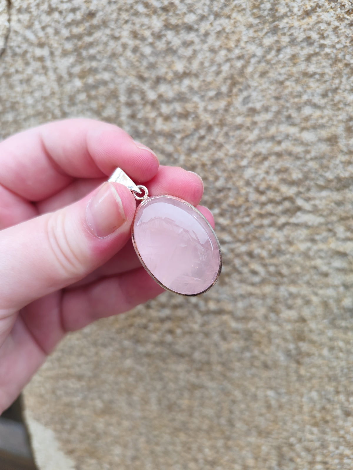 Pendentif en Quartz Rose Serti sur Argent – Douceur et Élégance Naturelle