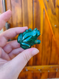 Grenouille en malachite naturelle – taillée à la main