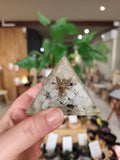 Pyramide d’Orgonite Pierre de Lune Arc-en-Ciel & Cristal de Roche – Ange Gabriel