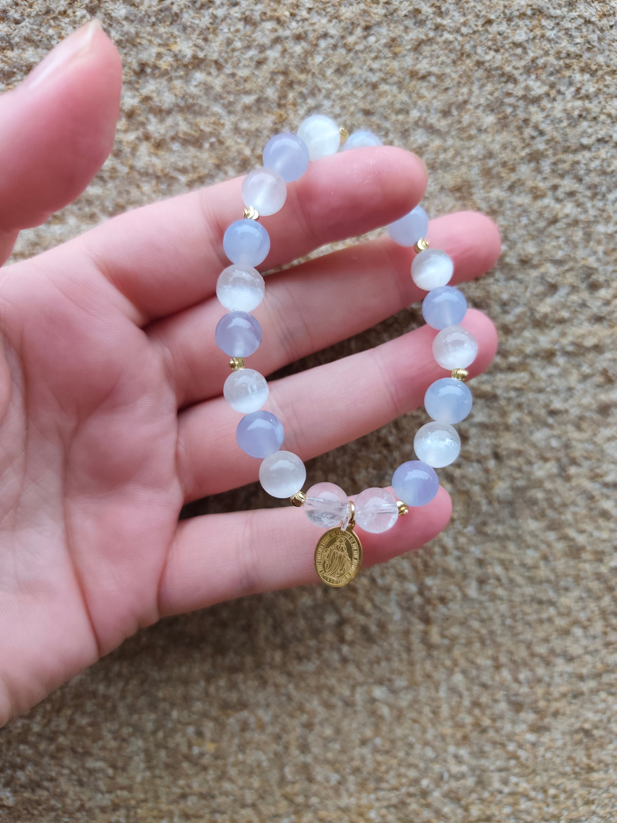 Bracelet Vierge Marie – Calcédoine et Sélénite | Création artisanale
