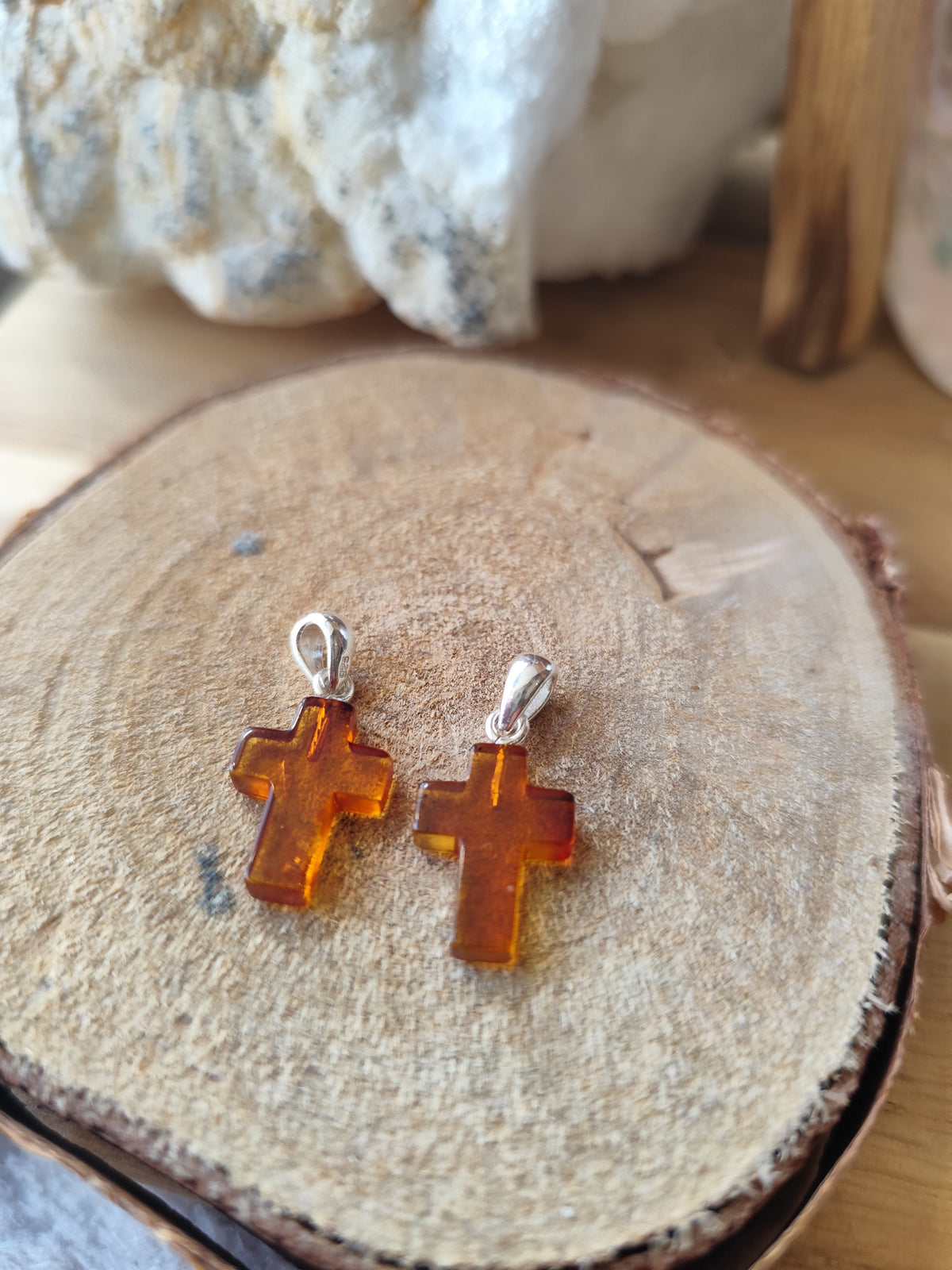 Croix en Ambre de la Baltique naturelle avec bélière en argent 925 – Bijou certifié