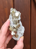 Pyrite sur quartz naturel – Pièce unique