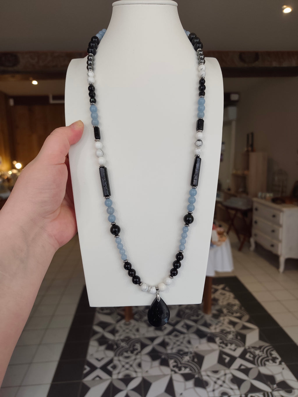 Sautoir Léa en pierres naturelles – Tourmaline noire, obsidienne, howlite & hématite