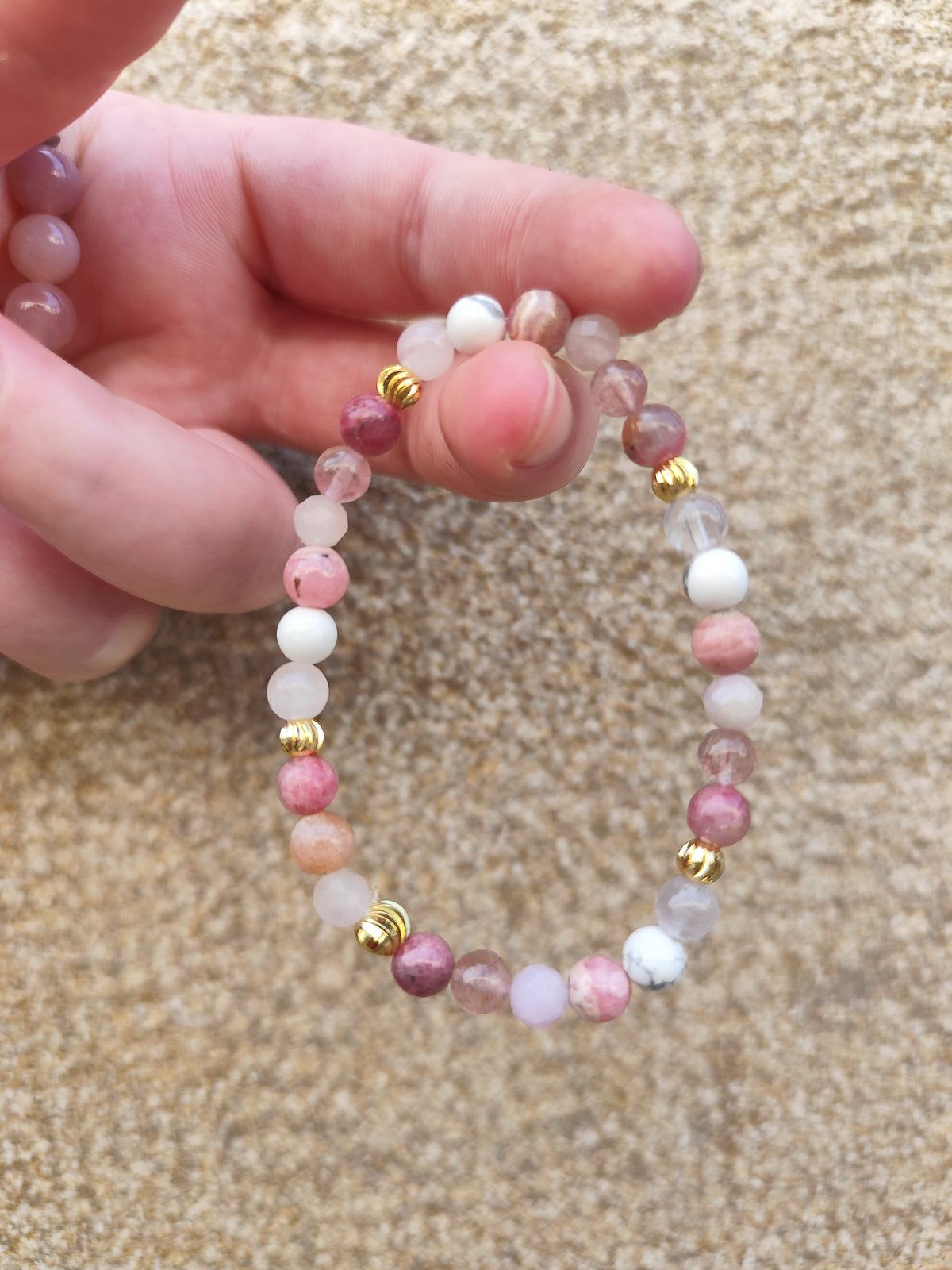 Bracelet Intuitif « Renaissance du Cœur » – Rhodochrosite, Rhodonite, Quartz Rose, Kunzite, Howlite & Quartz Hématoïde Fraise