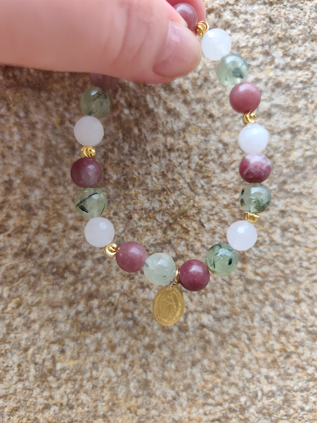 Bracelet Vierge Marie en pierres naturelles – Création artisanale unique