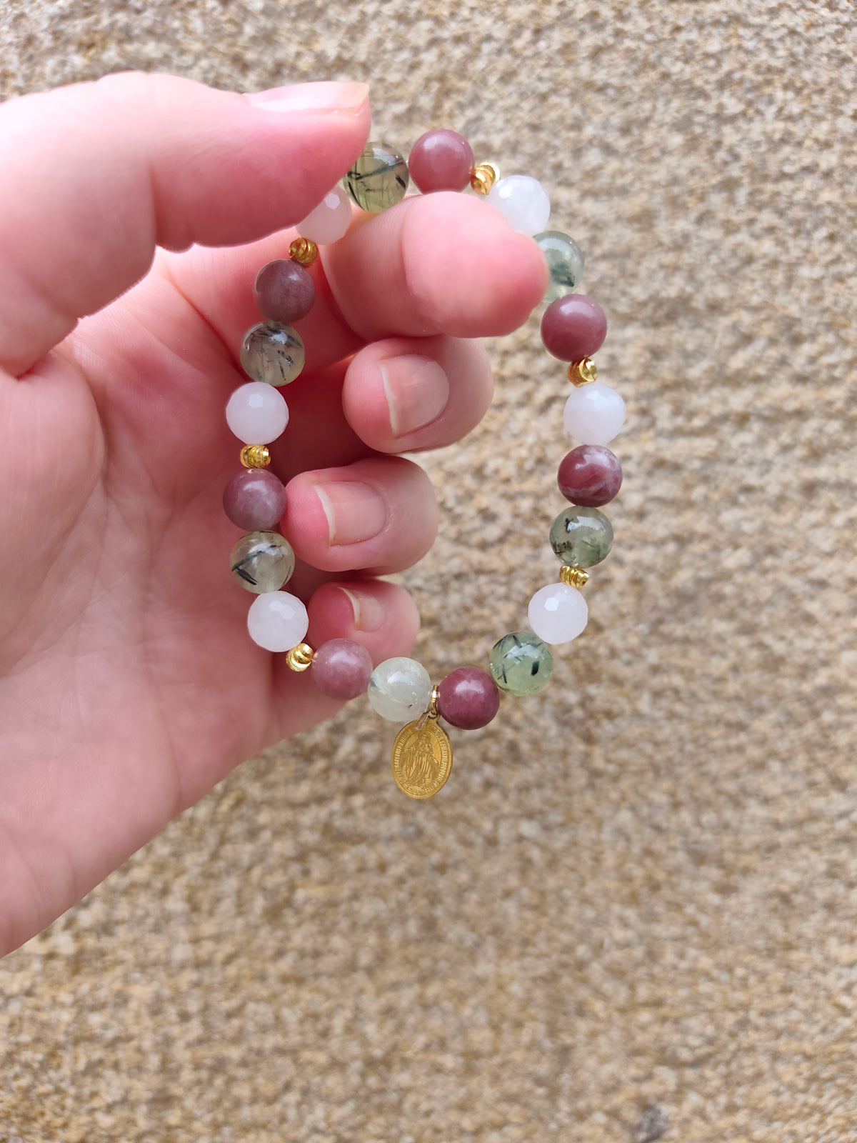 Bracelet Vierge Marie en pierres naturelles – Création artisanale unique